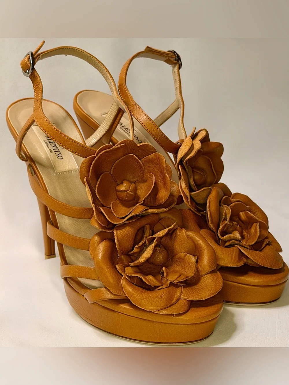 Valentino Garavani 2004 Archive Tan Leather Flower Rosette Platform Sandals 38.5